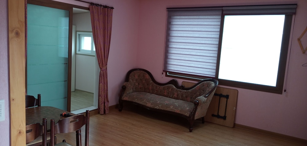 Room (#103) photo 3