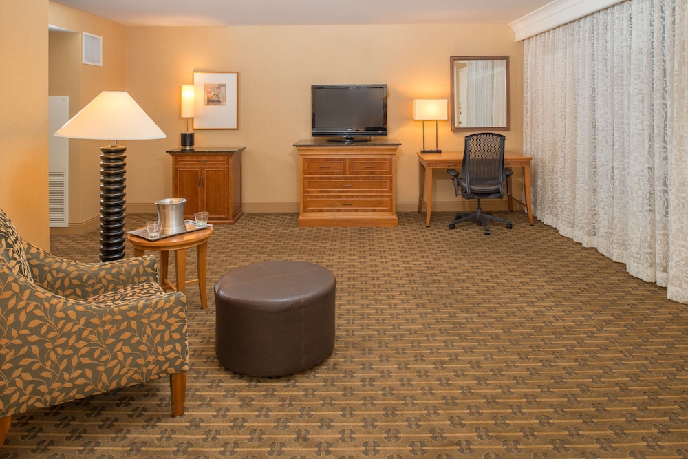 Deluxe Room, 2 Double Beds, Garden View (Mobility Access w/Bathtub) - Photo 5