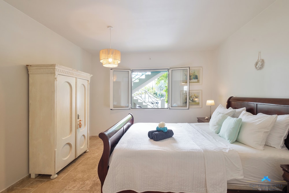 Deluxe Condo, 1 Queen Bed, Marina View photo 2