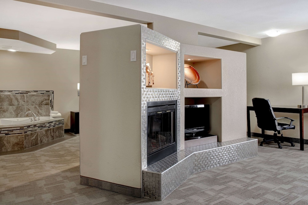 Signature King Suite Fireplace, Jetted Tub & Sofa Bed photo 2