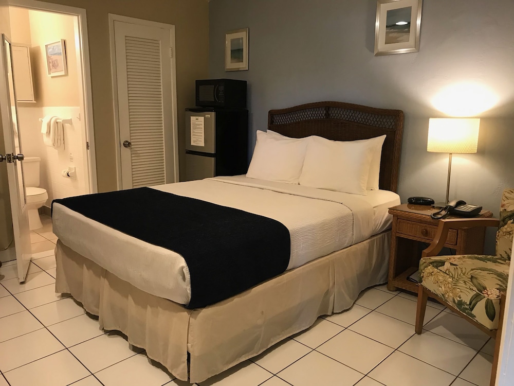 Small Hotel Room Queen Bed