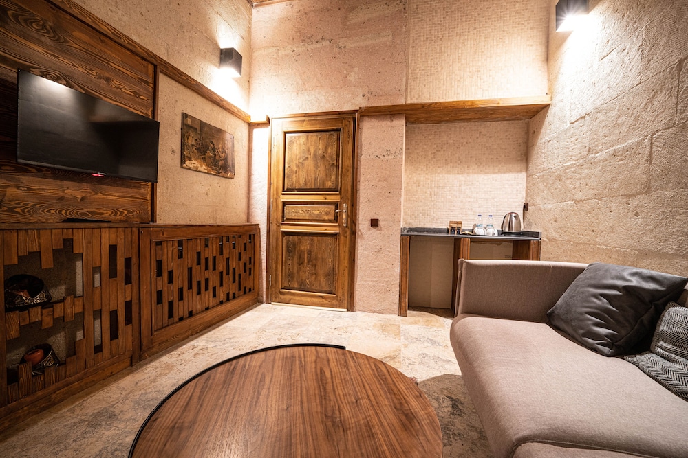 Traditional Suite, Jetted Tub - Photo 6