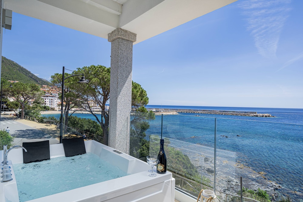 Deluxe Room, Hot Tub, Sea View - Photo 7