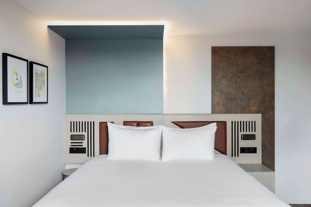 Standard Room, 1 King Bed, Balcony photo 3