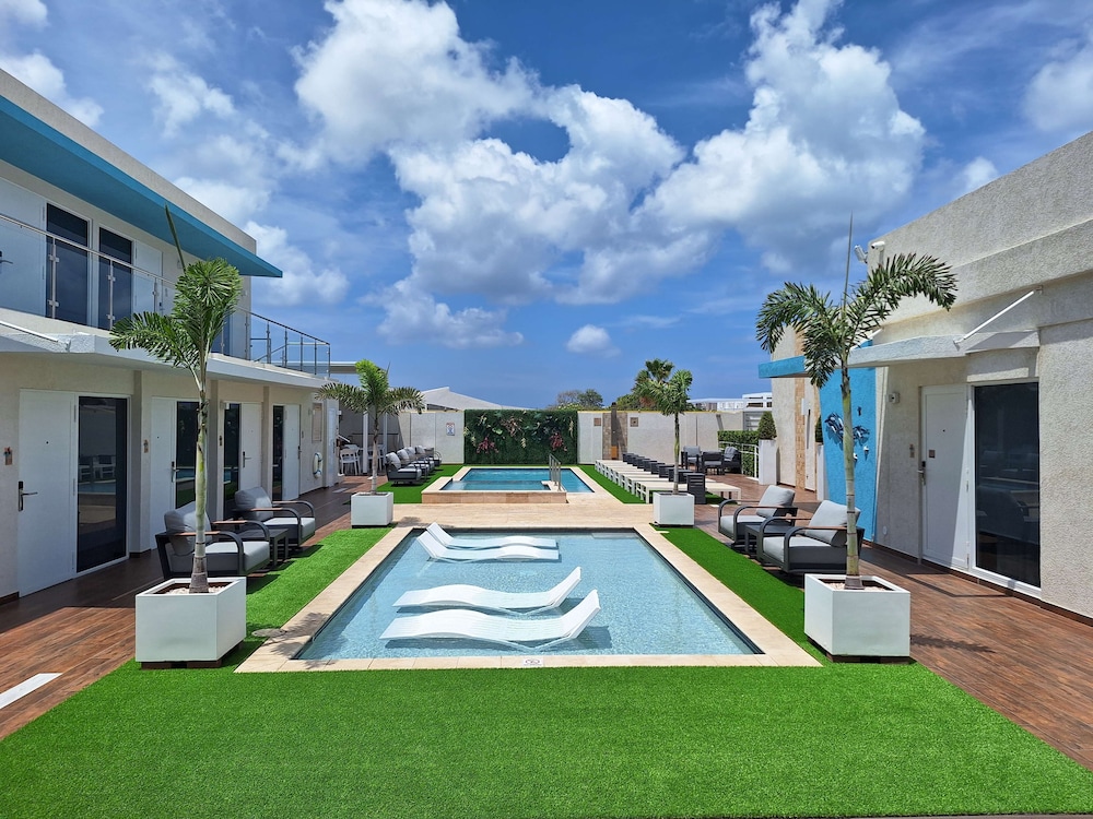 Standard Room, 1 King Bed, Accessible, Pool View