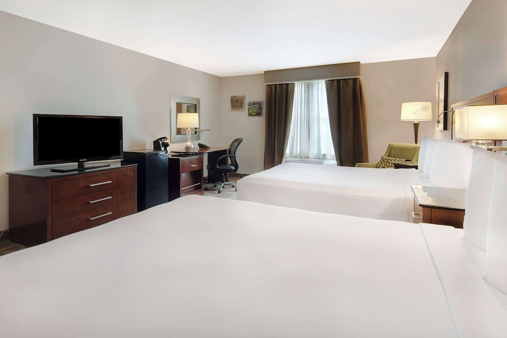Deluxe Room, 2 Queen Beds, Non Smoking - Photo 1