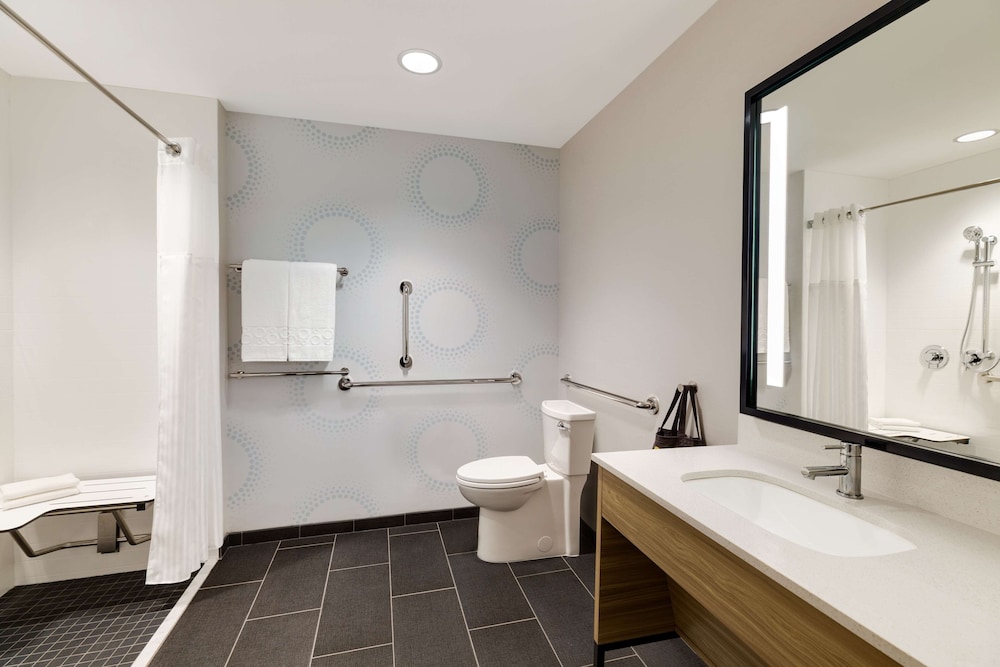 Room, 2 Queen Beds, Accessible (Mobility & Hearing, Roll-In Shower) - Photo 4