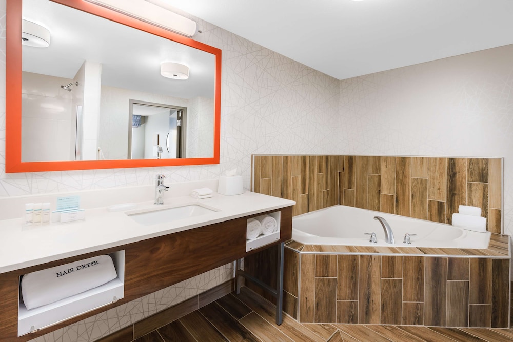 1 King Bed Studio Suite Whirlpool Non Smoking - Photo 9