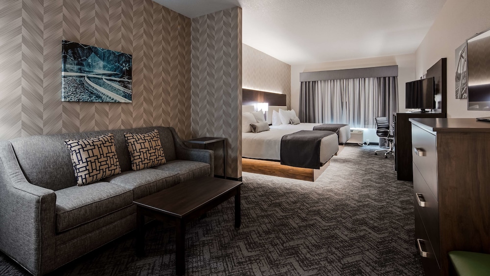 Suite, 2 Queen Beds, Non Smoking, Refrigerator & Microwave (with Sofabed) - Photo 1