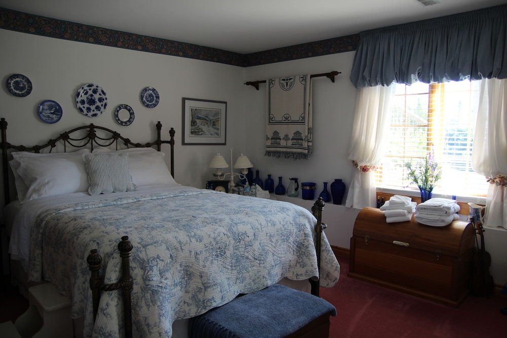 Standard Room, 1 Queen Bed With Sofa Bed, Shared Bathroom (Blue Tranquility) photo 1
