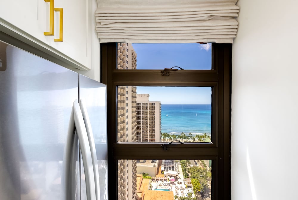 Premium Remodeled Condo with Ocean View and Parking: Premium Apartment, 1 King Bed with Sofa bed, Ocean View (WB 2713 T1) photo
