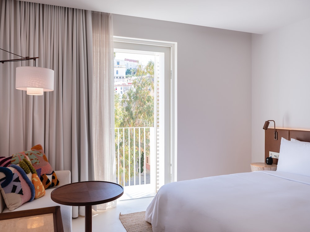 Room, 1 King Bed (Supreme) thumbnail 5