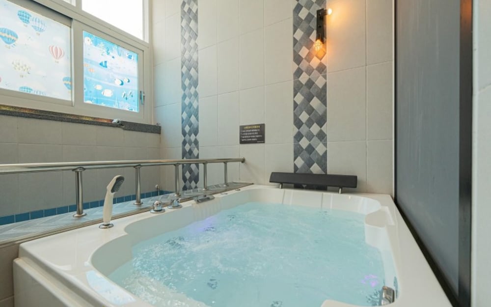 Room (Room 103 (pool villa whirlpool spa pe)