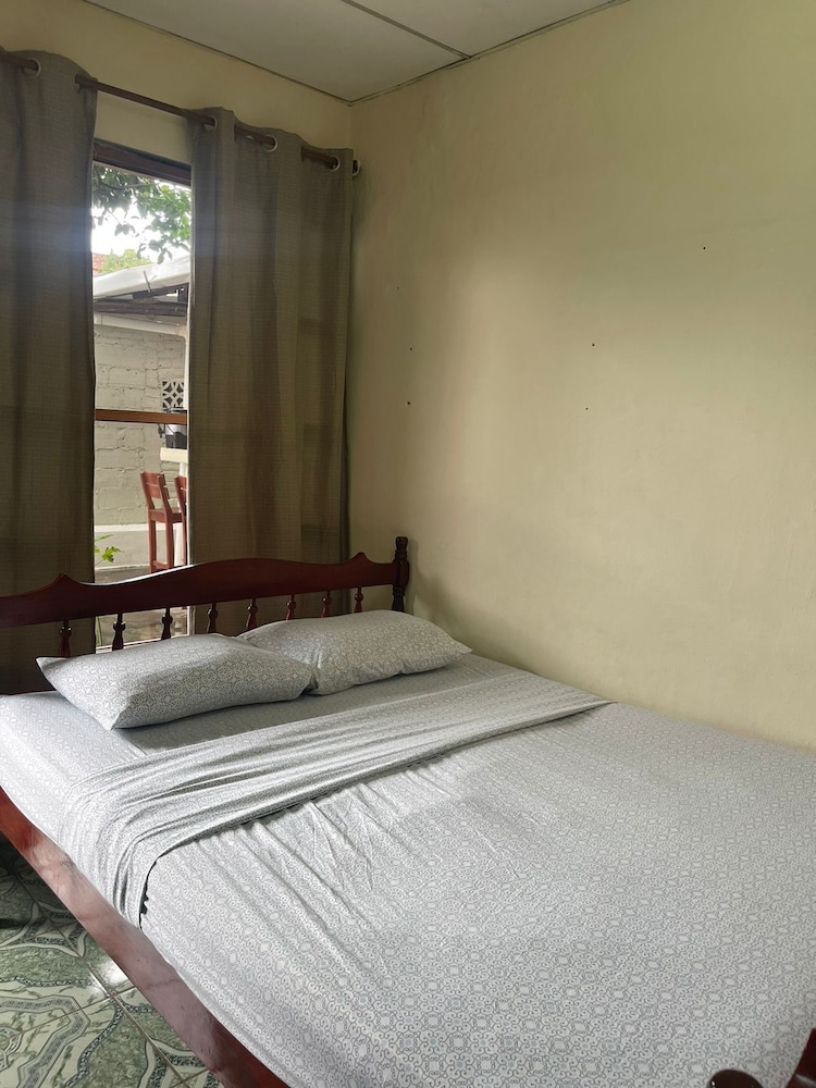 Basic Room, 1 Queen Bed photo 1