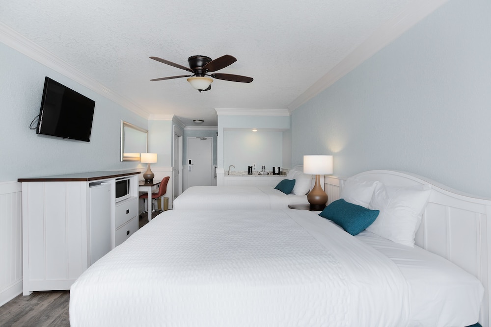 Deluxe Room, 2 Queen Beds, Partial Ocean View - Photo 3