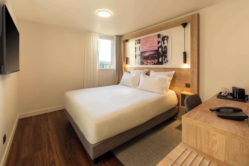 Standard Room, 1 Queen Bed, Non Smoking (Shower Only) - Photo 7