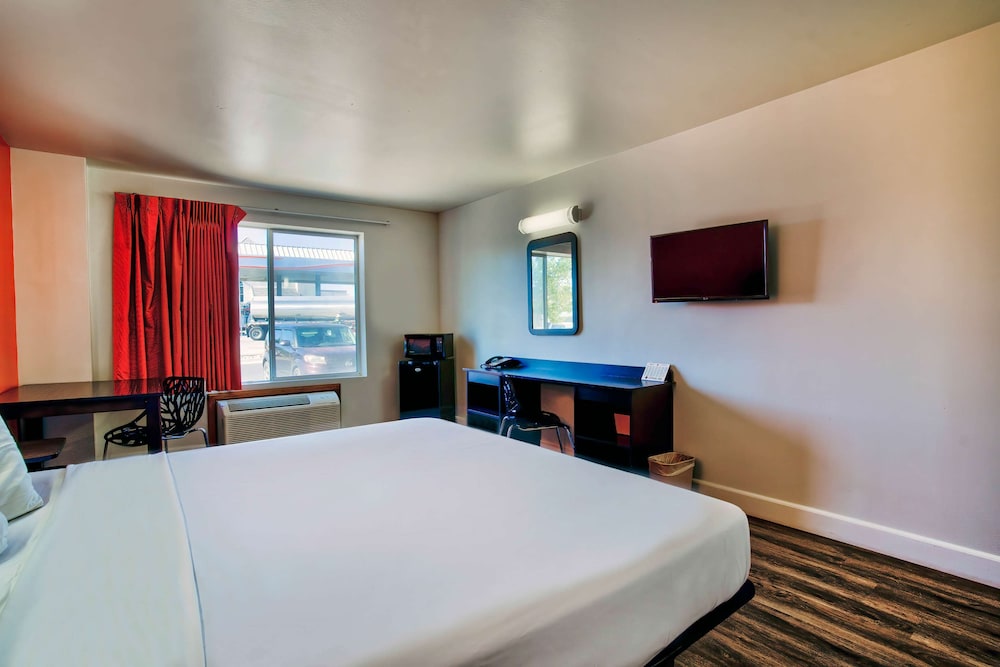 Deluxe Room, 1 Queen Bed, Non Smoking photo 3