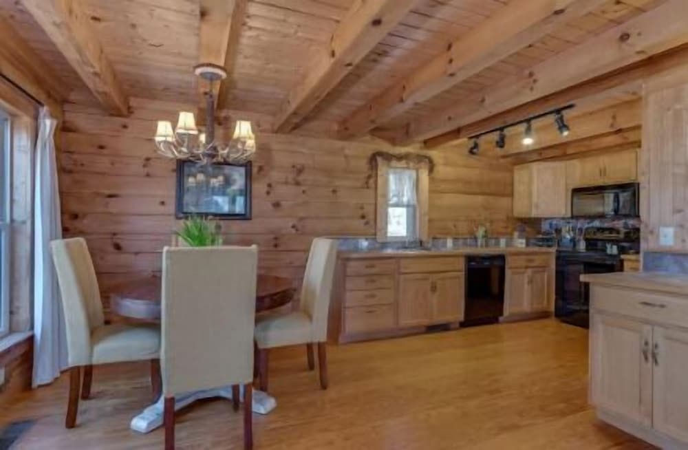 Comfort Cabin, 3 Bedrooms, Fireplace photo 3