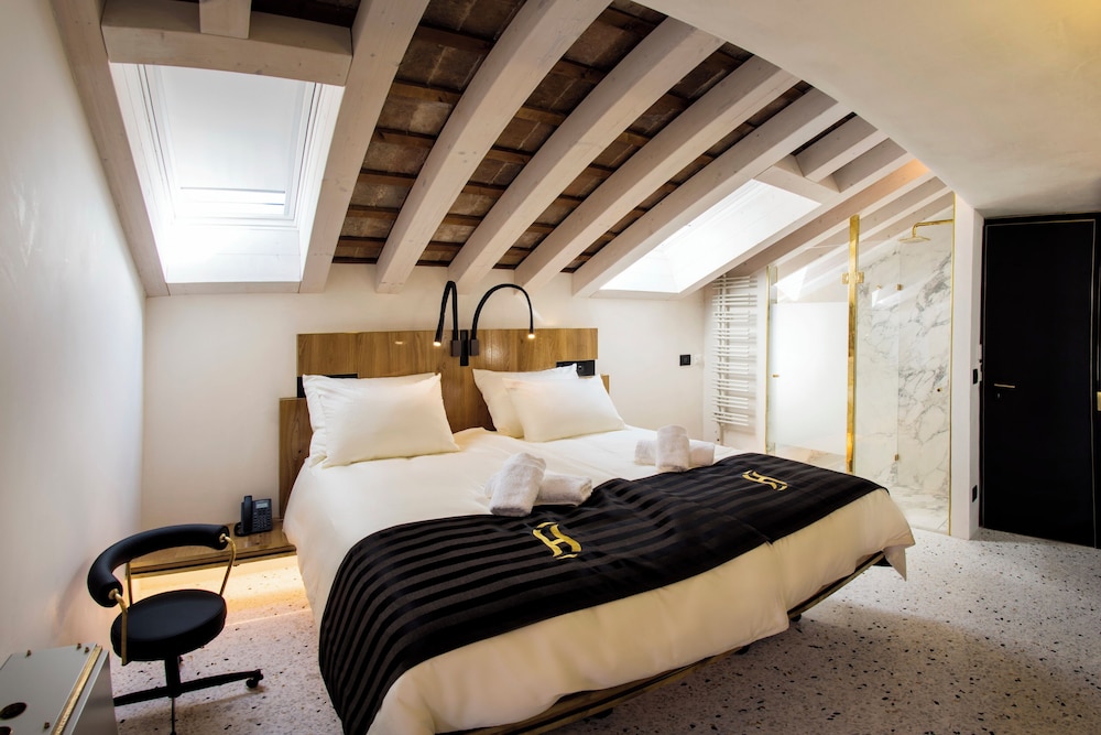 Standard Double Room, 1 King Bed photo 3