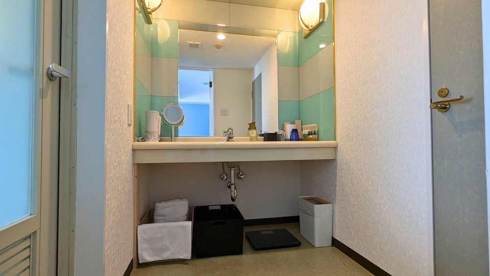 Basic Twin Room, Non Smoking, Ocean View photo 3