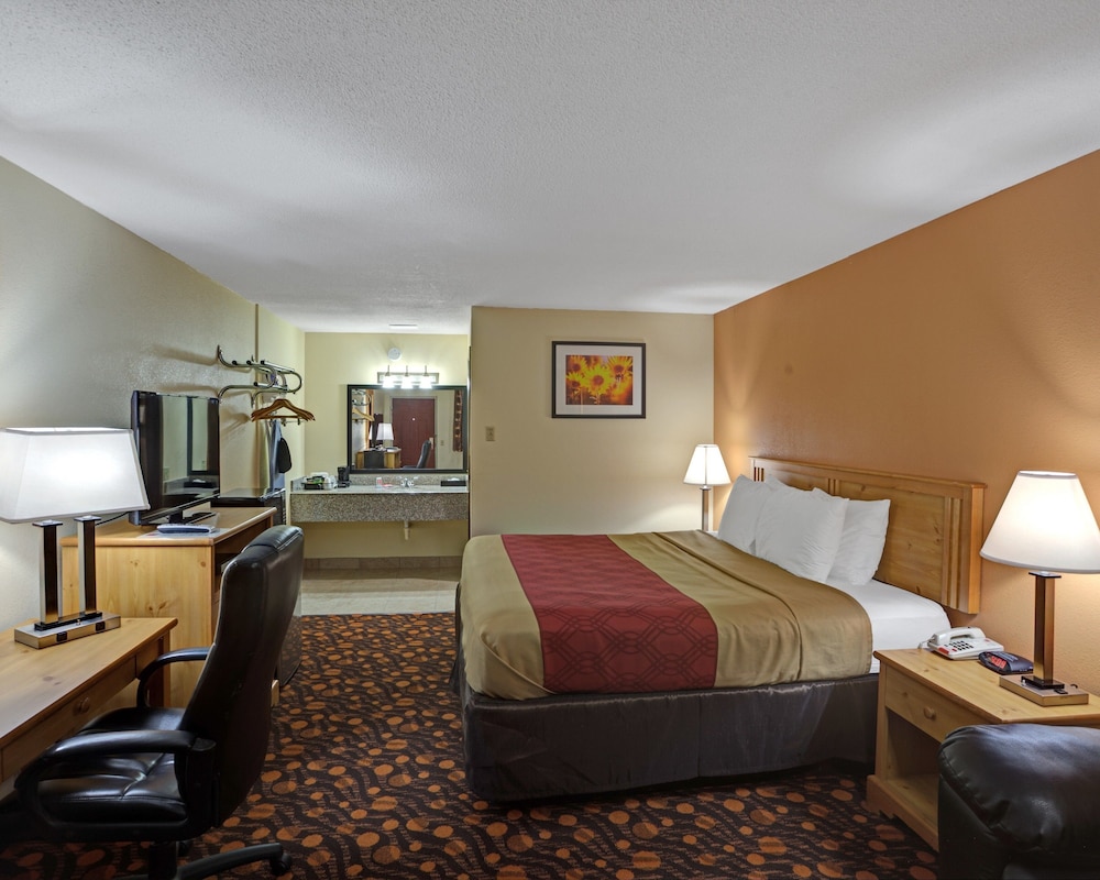 Standard Room, 1 King Bed, Non Smoking (Bathtub Only) photo 2