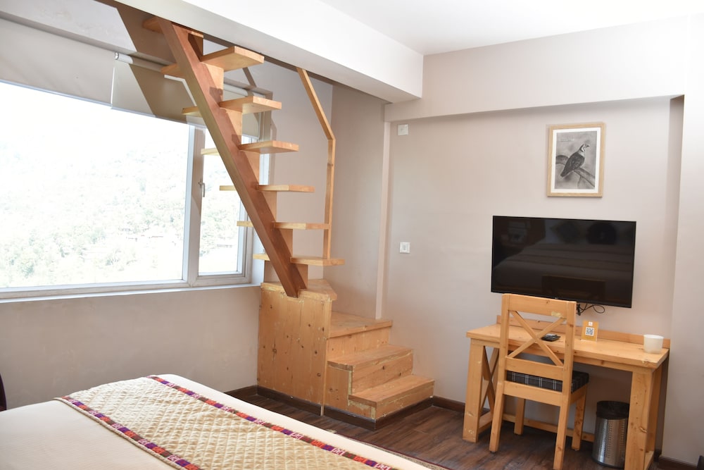 Club Room with Private Balcony - Photo 8