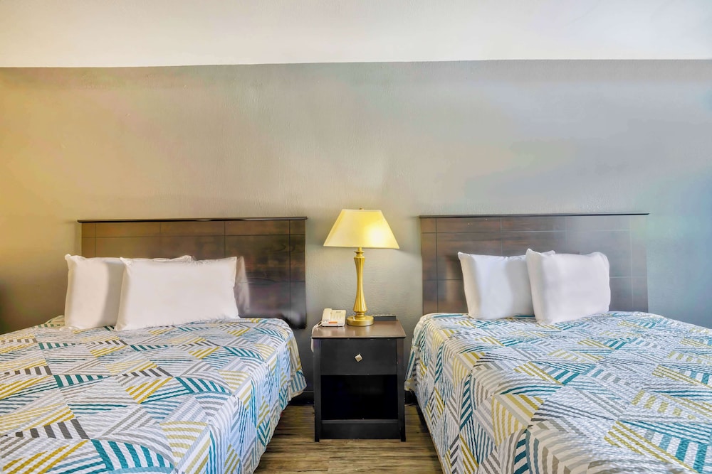 Standard Room, 2 Queen Beds, Non Smoking, Refrigerator & Microwave photo 1