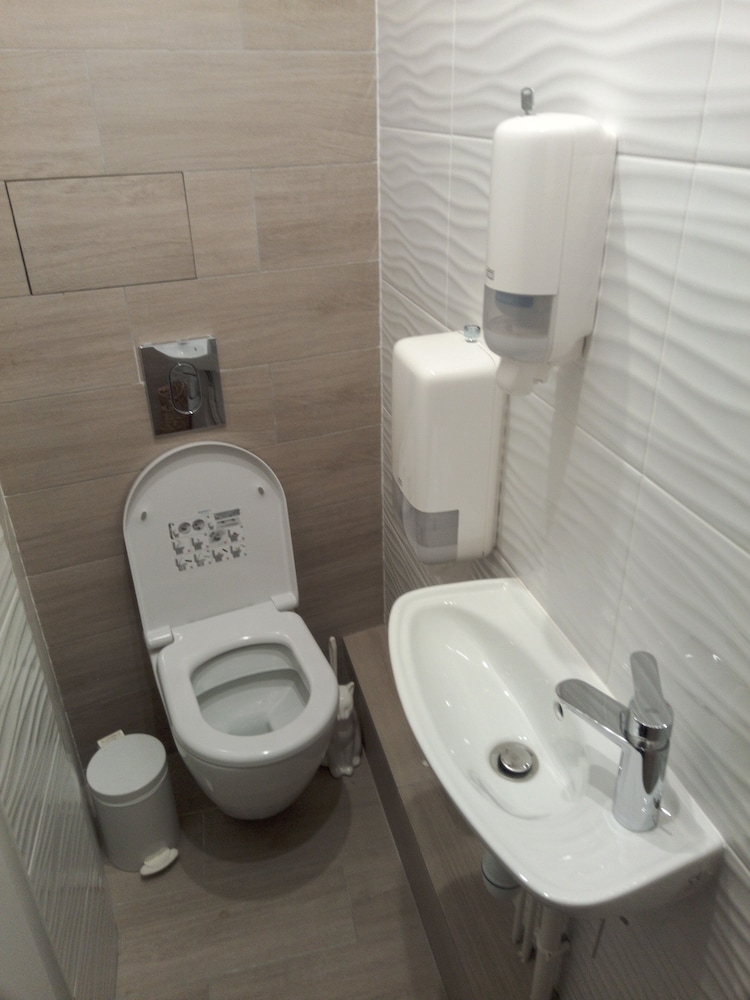 Single room with washbasin (Shared Shower for a fee, Shared WC) photo 2