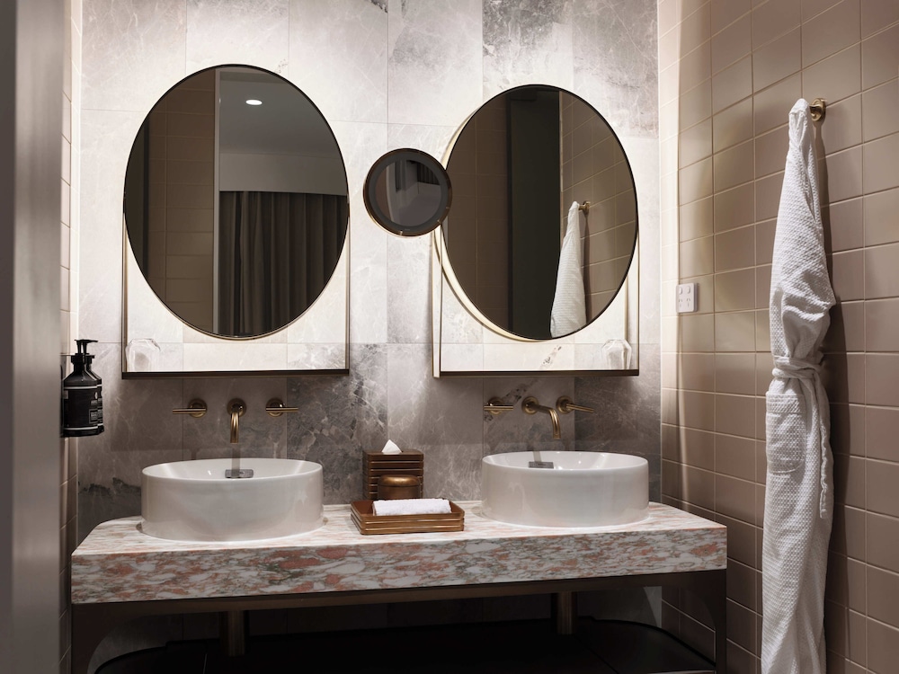 Deluxe Suite (Luxury) thumbnail 6