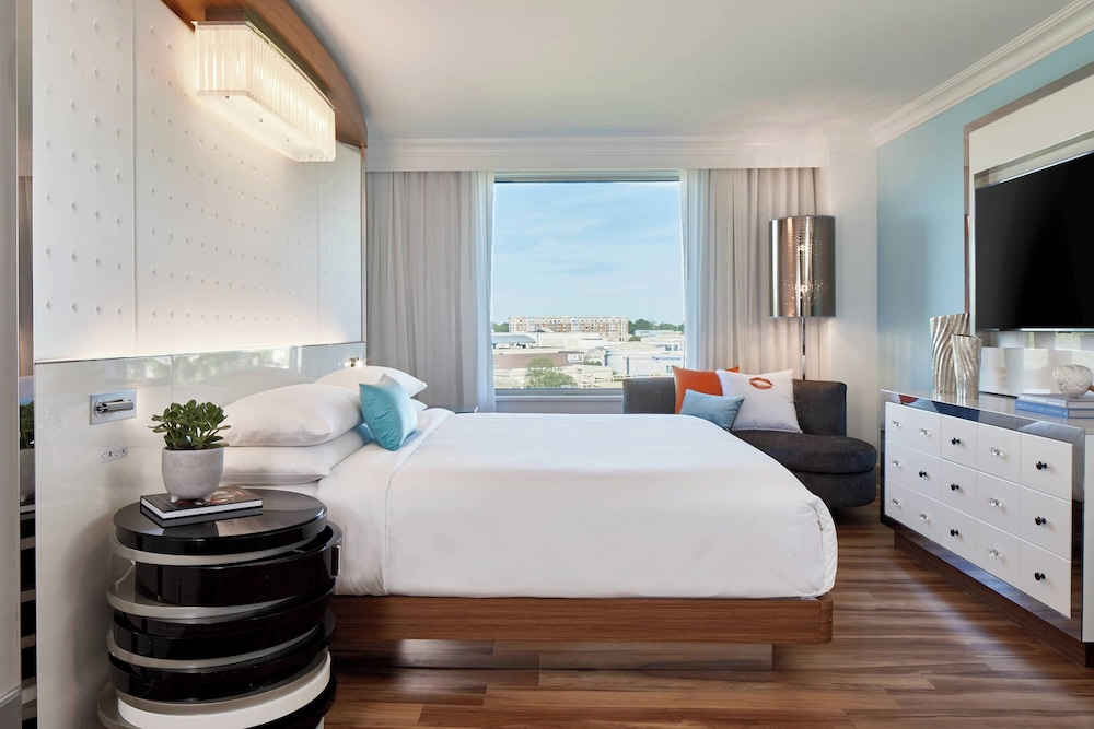 Club Room, 1 King Bed - Photo 5