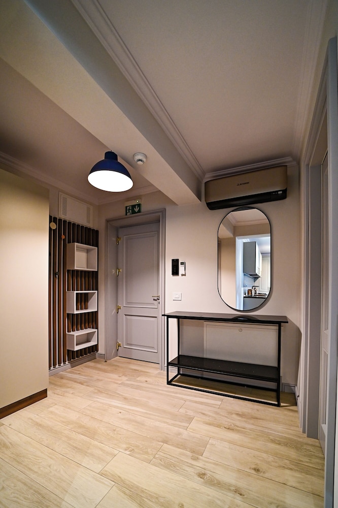 Apartment number 7 photo 2