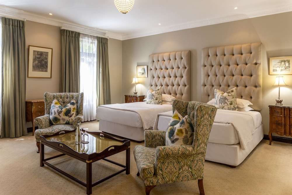Standard Suite, 1 King Bed thumbnail 6