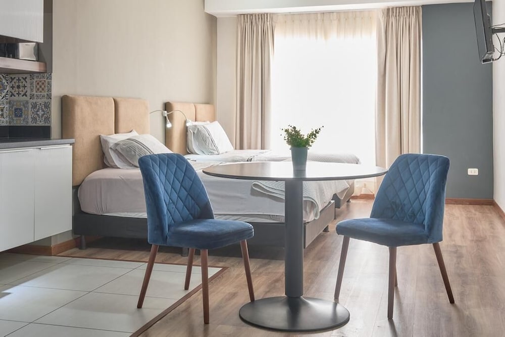 Classic Apartment, 1 King Bed photo 2