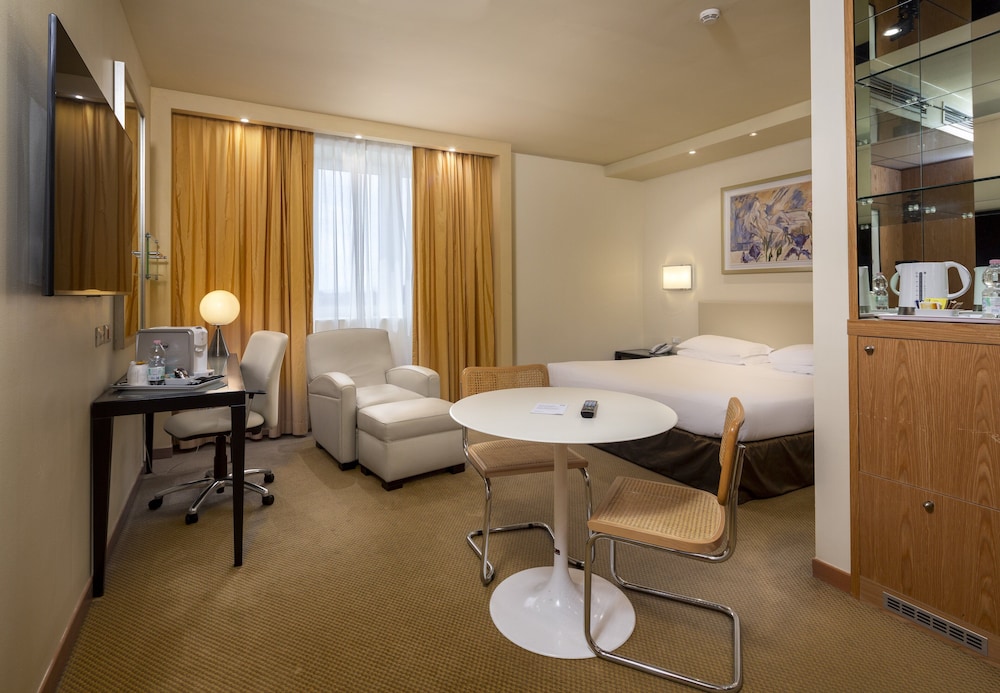 Suite, 1 King Bed (Living Area) - Photo 3
