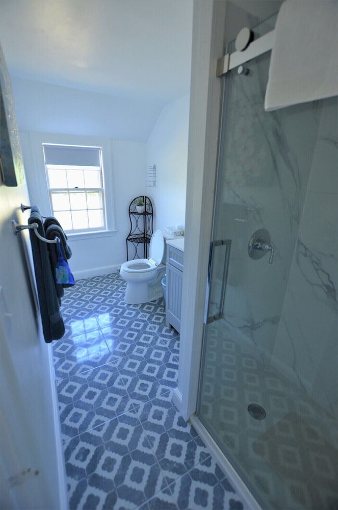 Room 7 - Private Bath - 1st floor photo 2