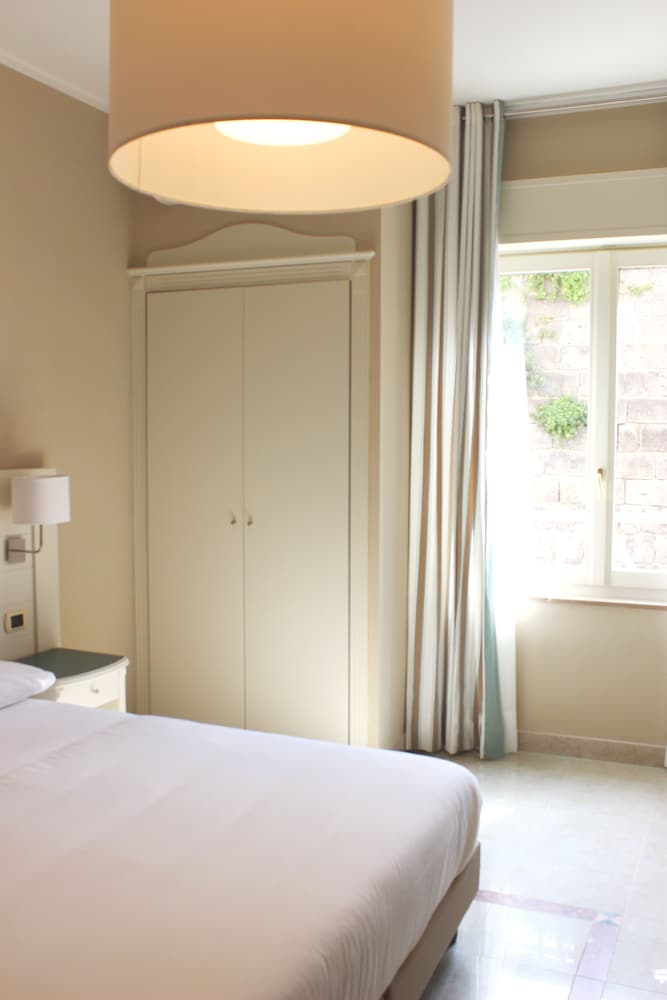 Standard Double or Twin Room - Photo 7