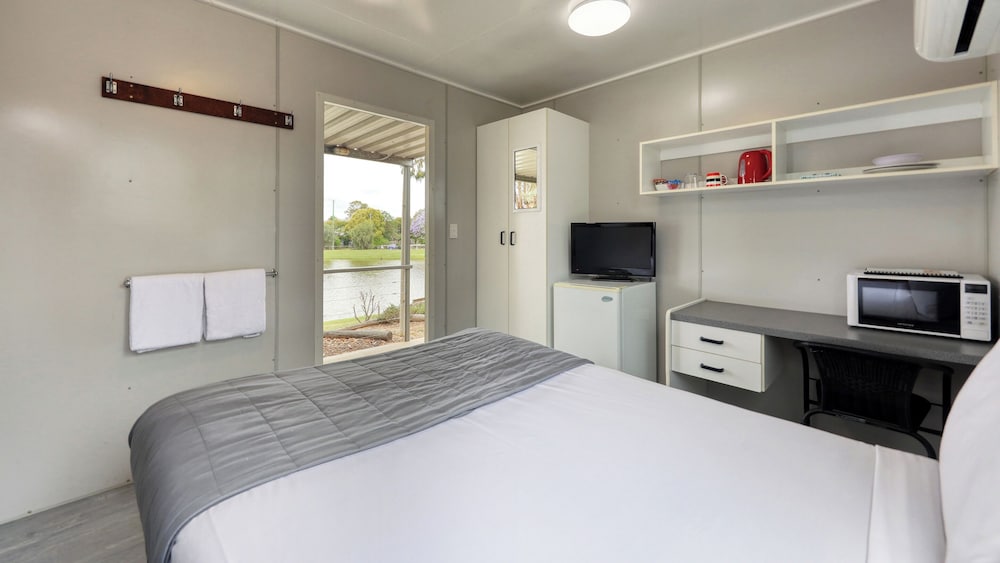 Lakeside Motel Room with Bathroom photo 1