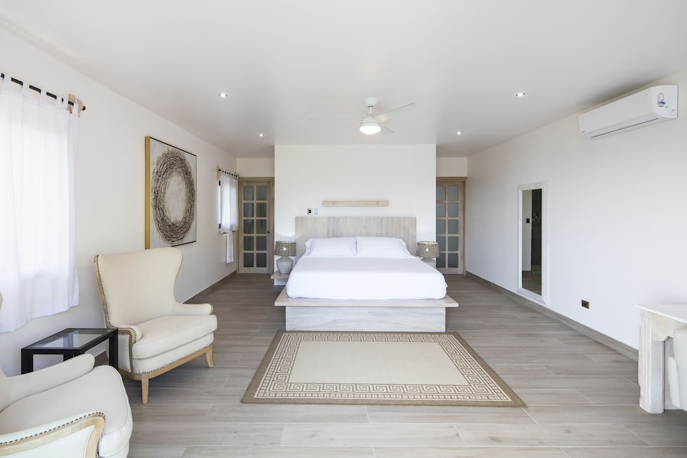 Deluxe Room, 1 King Bed, Pool View photo 2