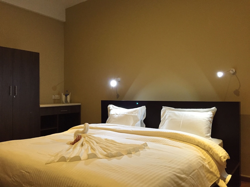 Deluxe Double Room, 1 Queen Bed, Park View, Garden Area photo 2