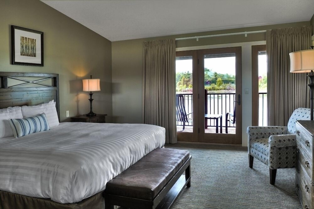Voyageur Wilson Bay 1 King Bed W/ Deck or Balcony overlooking Wilson Bay photo 1