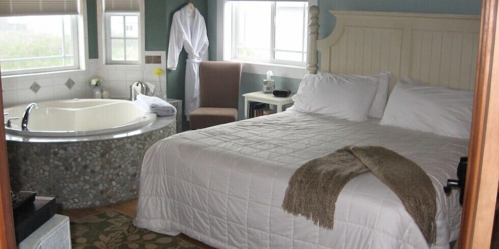 Deluxe Room, 1 King Bed, Jetted Tub, Canal View