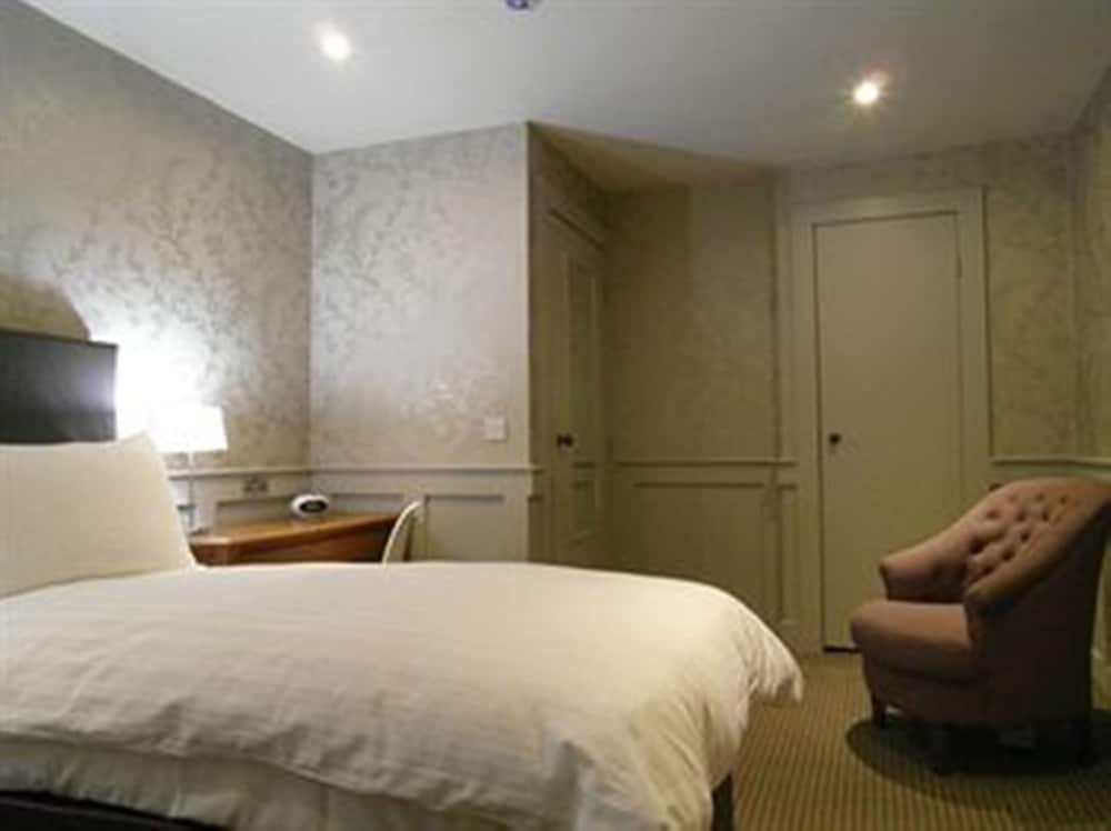 Deluxe Quadruple Room thumbnail 5