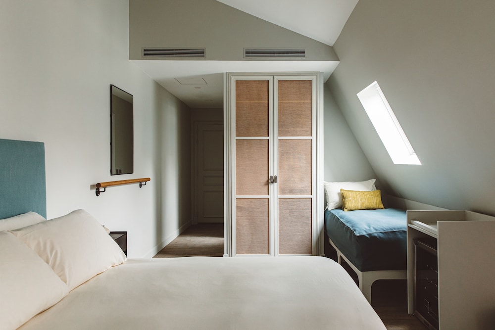 Superior Room, 1 Queen Bed (Retreat Hoy) thumbnail 5