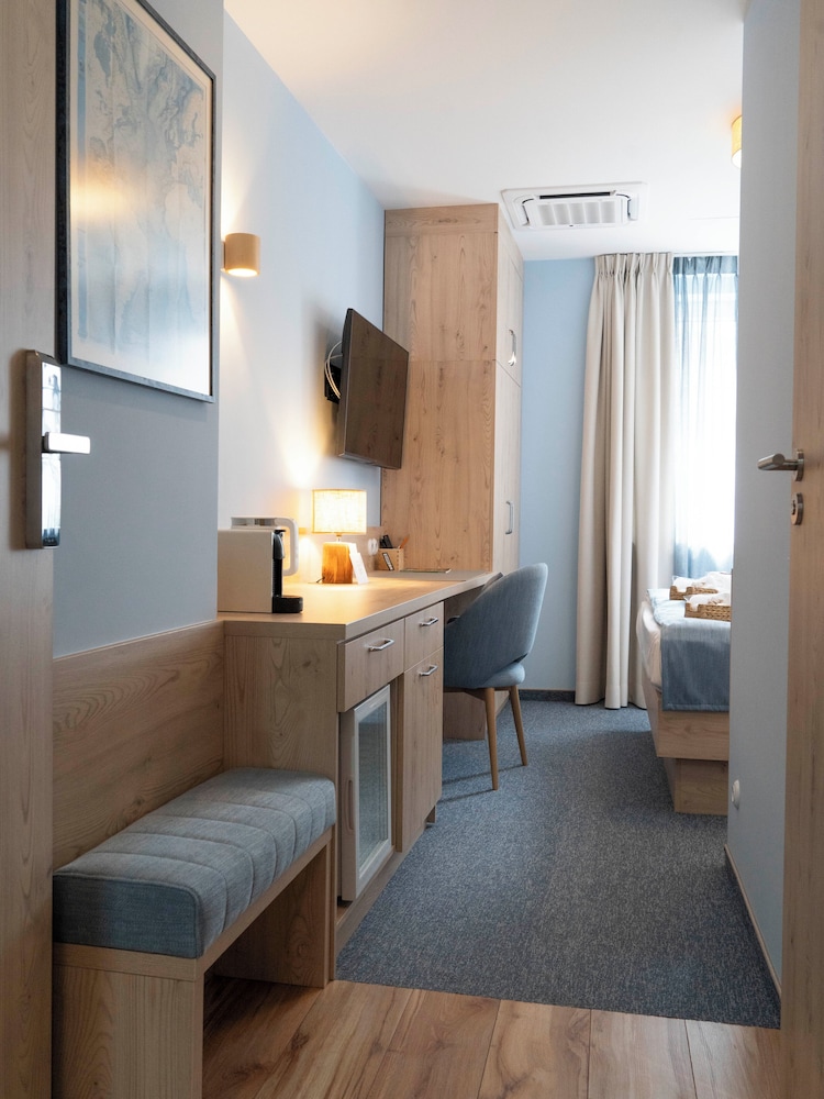 Standard Room, Non Smoking, Corner - Photo 4