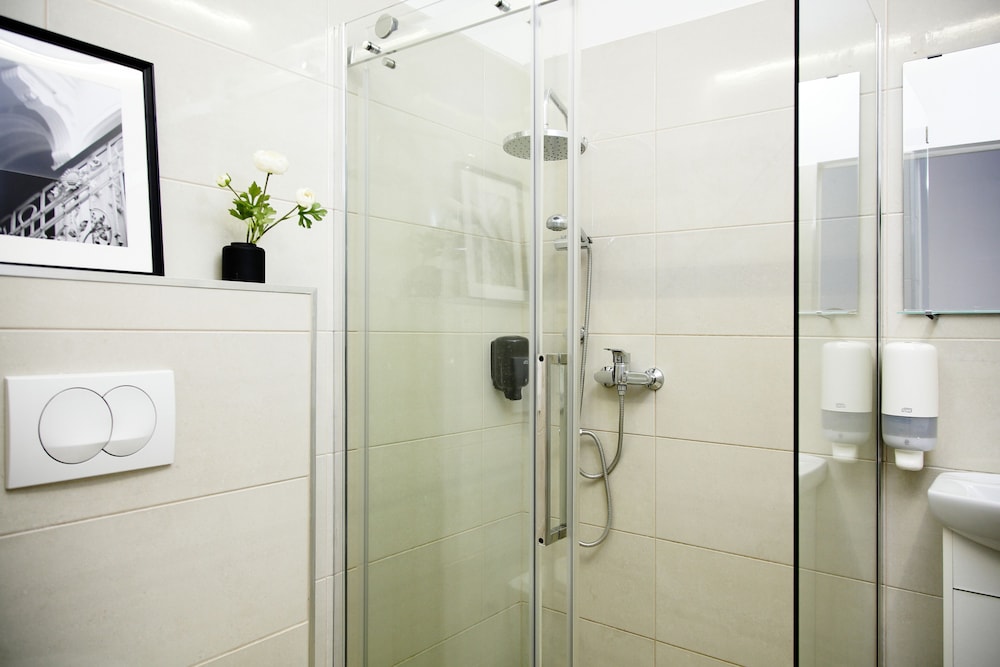 Basic Double Room thumbnail 5