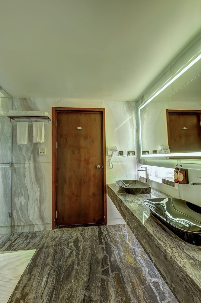 Premium Suite - Photo 12