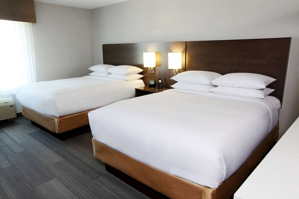 Room, Accessible (Hearing, 2 Queen Beds with Sofa bed) photo 2