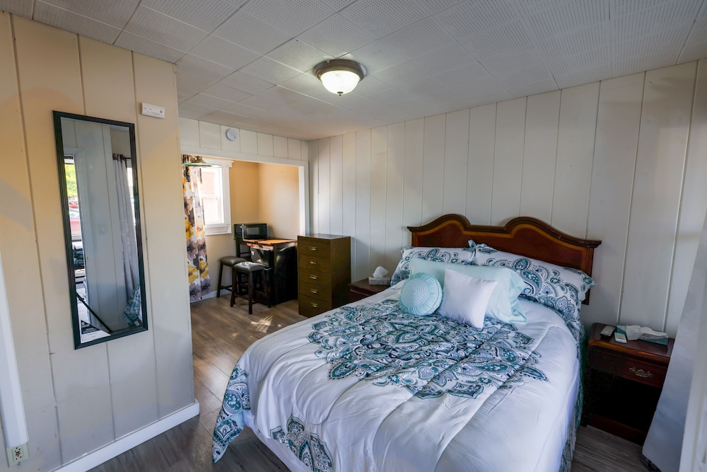 Standard Room, 1 Queen Bed photo 1