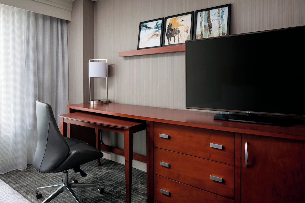 Suite, 1 Bedroom - Photo 3
