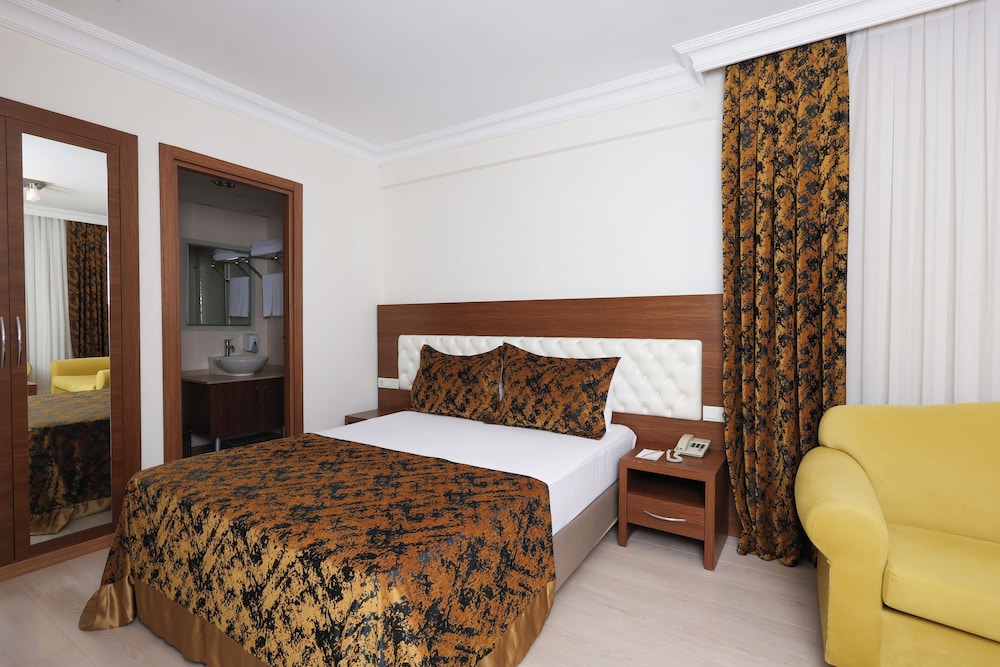 Standard Double Room, City View thumbnail 5